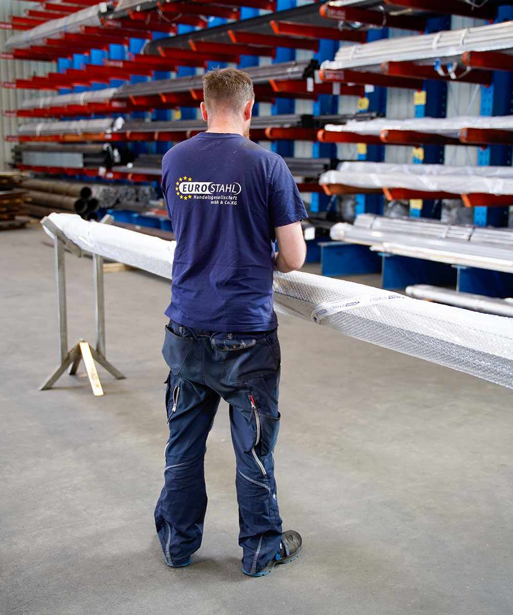 Mitarbeiter von Euro Stahl arbeitet im Lager