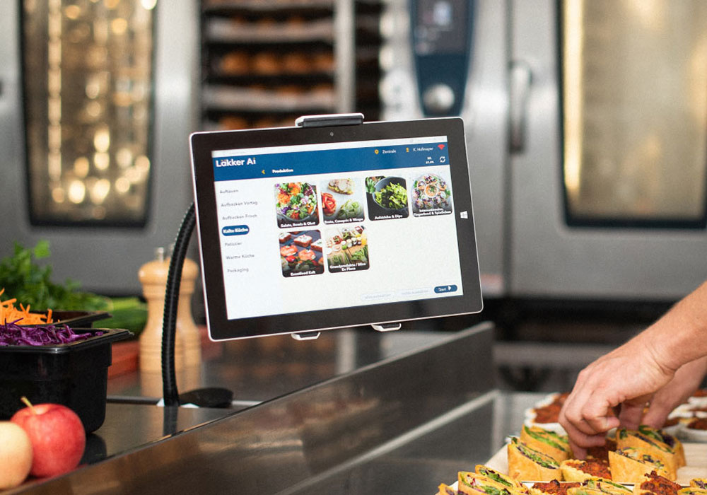 Tablet in der Küche zeigt Software von Läkkerai