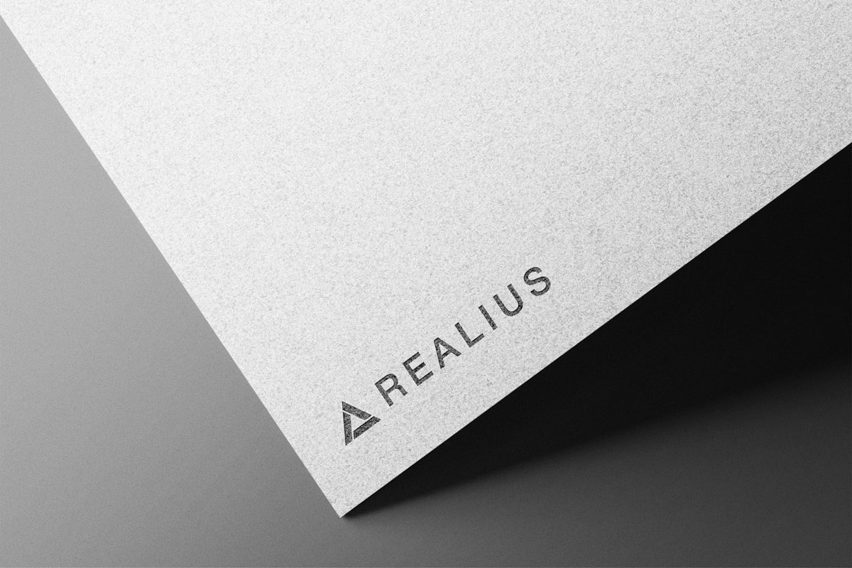 REALIUS Logo graviert in ein Dokunent
