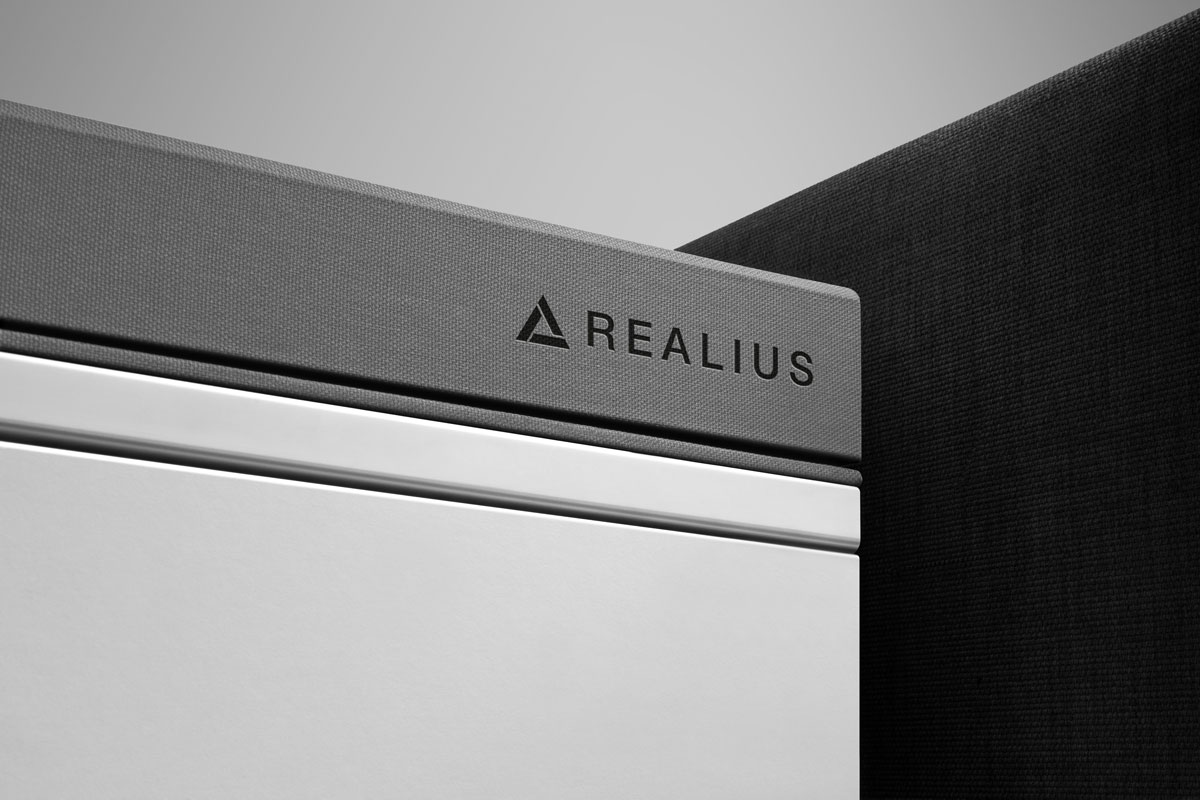 In einen Schrank graviertes REALIUS-Logo